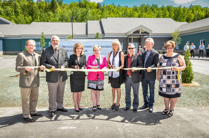 From left to right: Chuck Chiasson, MLA for Victoria-La Vallée; Paul Couturier, Vitalité Health Network board chair; Gisèle Beaulieu, Chief Operating Officer for the Northwest Zone; Hon. Francine Landry, Minister of Post-Secondary Education, Training and Labour Minister responsible for La Francophonie; Joanne Lavoie, Manager of the addiction service facility; André Lang, Deputy mayor of Edmundston; Michel Leblond, Mayor of Rivière Verte; Madeleine Dubé, MLA for Edmundston-Madawaska Centre 