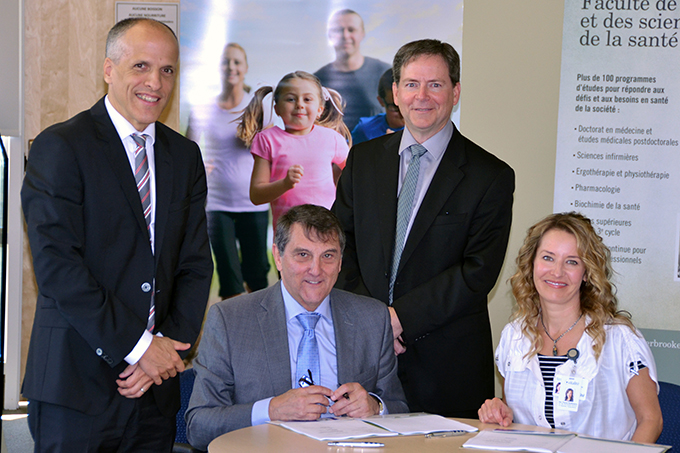 Sitting : Representing Vitalité Health Network, Gilles Lanteigne, President and CEO and Dr. France Desrosiers, Vice-President of Medical Services, Training and Research. Standing : Pr Pierre Cossette, Université de Sherbrooke Medical and Health Sciences Dean and Dr. Michel Landry, Director and Associate Dean at the Centre de formation médicale du Nouveau-Brunswick.