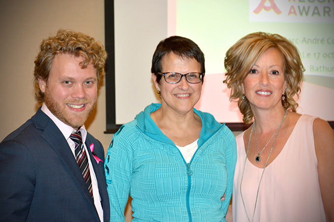 From left: Dr. Marc-André Collin (plastic surgeon), Denise Savoie (patient), Guylaine Thériault (Nurse Navigator at the Women’s Wellness Clinic). Absent from the picture : Sophie Landry (Nurse Coordinator at the Women’s Wellness Clinic).