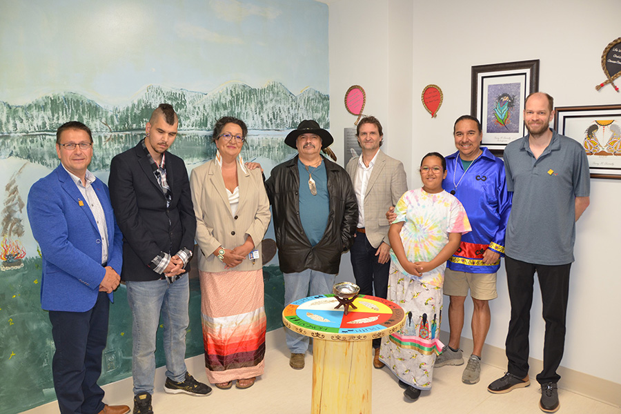 Gino Mallais, Manager of Centre Espoir et Équilibre, James Robinson, member of Metepenagiag First Nation, Joanna Martin, Nations Regional Health Manager, Robert Pictou, artist and member of Ugpi'ganjig First Nation, Rino Lang, Assistant Vice-President for Professional Services, Chris Wysote, Elder of Listuguj First Nation and Samuel Hébert, Assistant Director, Tertiary and Forensic Psychiatry Services.