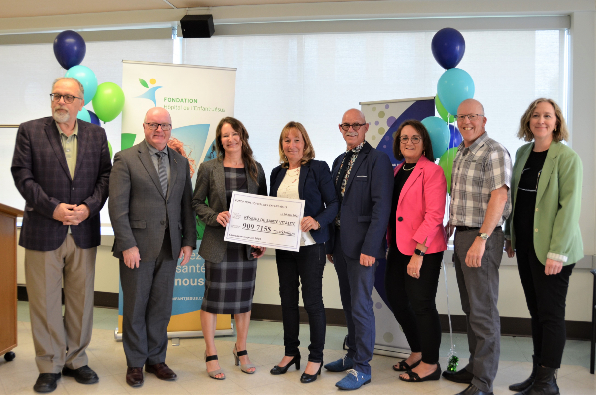 Pictured are Bernard Thériault, Mayor of Caraquet, the Honourable Bruce Fitch, Minister of Health, Dr. France Desrosiers, President and CEO of Vitalité Health Network, Christina Mallet, President of the Fondation de l'Hôpital de l'Enfant-Jésus RHSJ†, Joseph Lanteigne, campaign co-chair, Rosemonde Albert, former oncology patient, Martial LeClair, resource nurse and clinical coordinator, and Judy Butler, regional health center manager and facility representative at Hôpital de l'Enfant-Jésus RHSJ†.